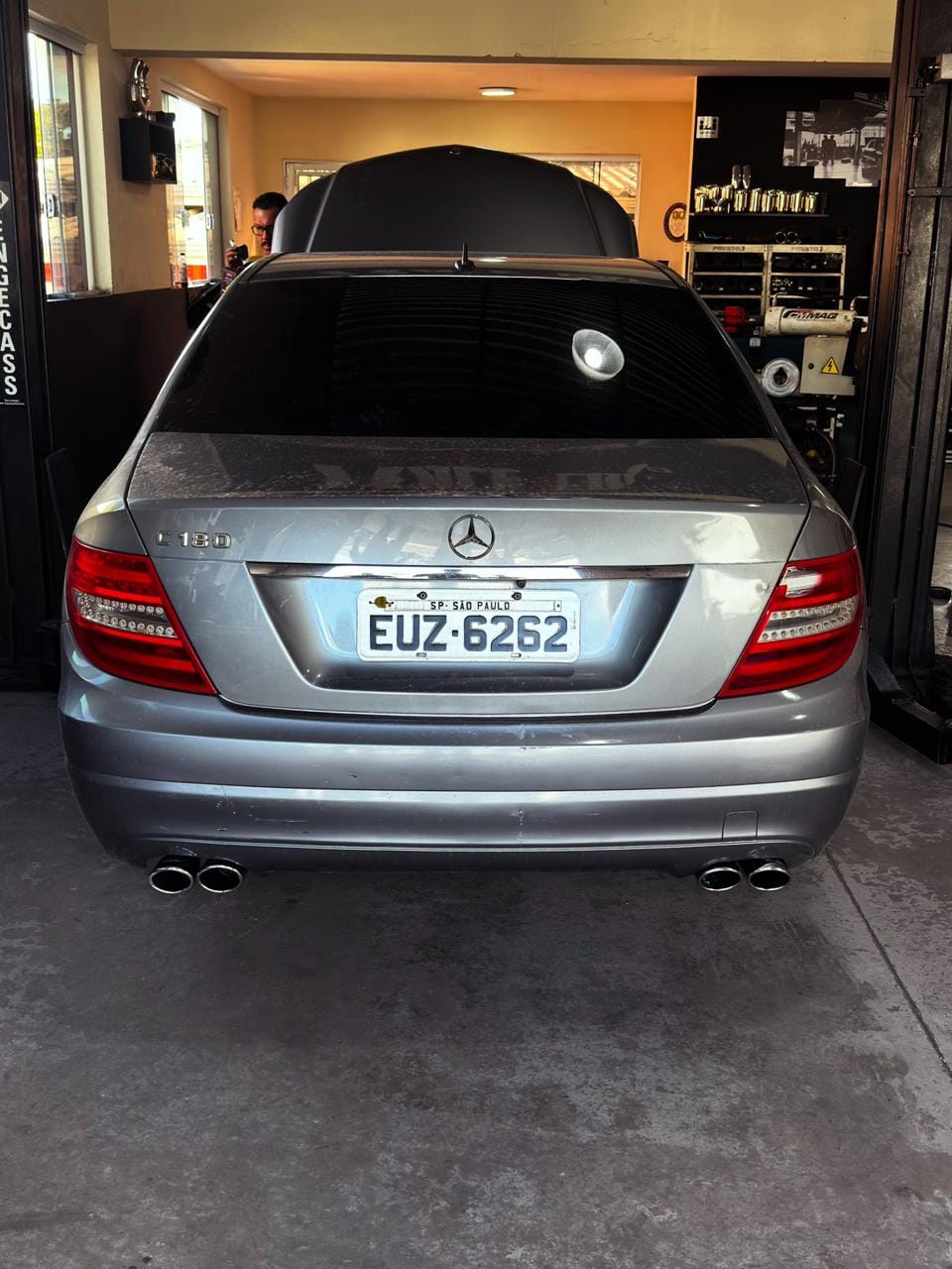 Traseira do mesmo Mercedes C180 já com sistema esportivo e ponteiras duplas cromadas dos dois lados