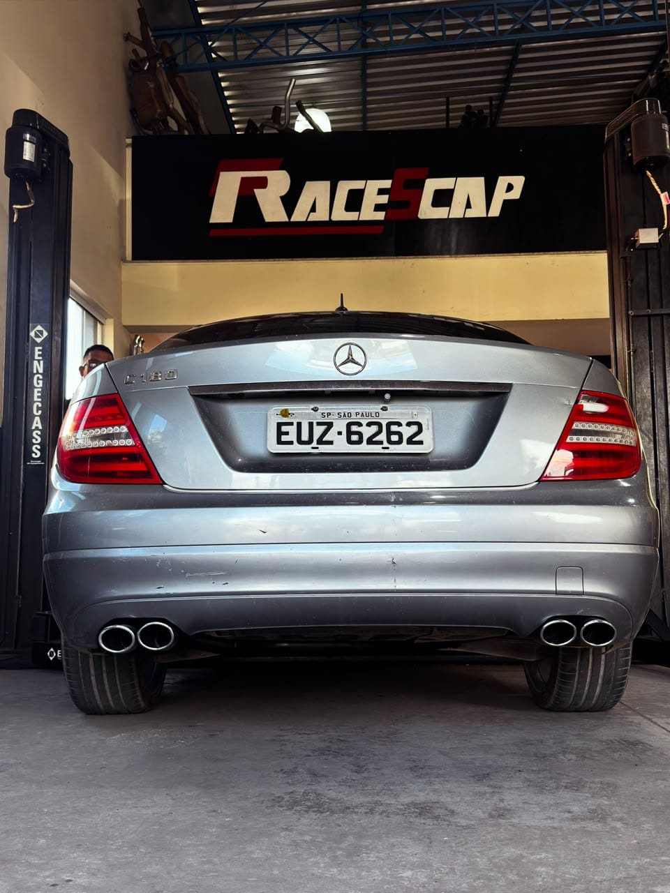 Mercedes C180 prata no elevador da RaceScap após instalação de escapamento com saídas duplas