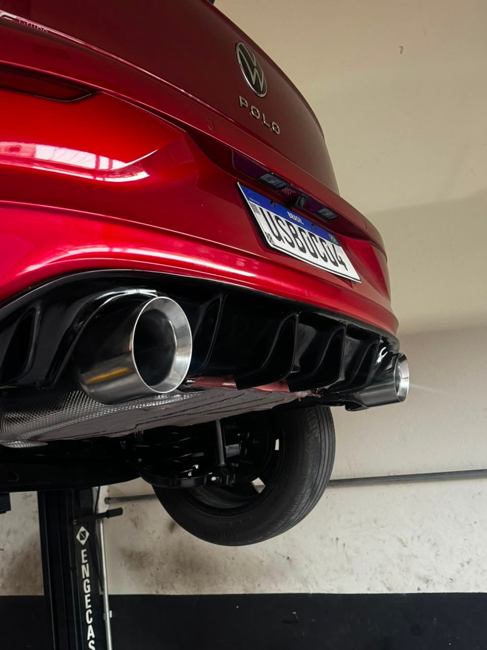VW Polo GTS vermelho com difusor preto e duas ponteiras cromadas de escapamento esportivo recém-instaladas